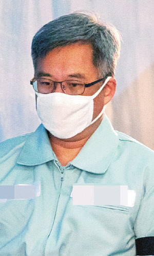 '드루킹' 김동원 씨가 30일 오전 서초구 서울중앙지법에서 열린 선고공판에 출석하기 위해 호송차에서 내려 법정으로 향하고 있다.  연합뉴스